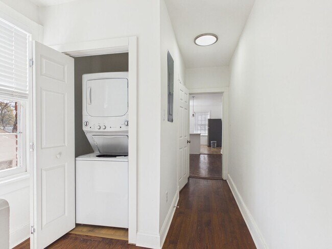 Building Photo - 1703 Oakdale Ave