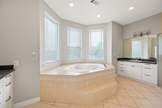 Building Photo - 13819 Lakeview Meadow Dr