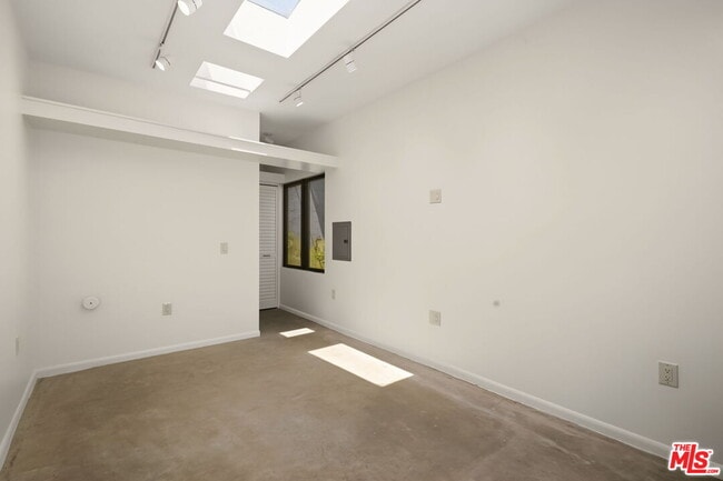 Building Photo - 9001 Rosewood Ave