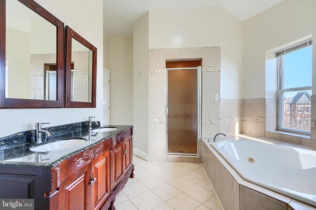 Building Photo - 2200 Brookfield Ave