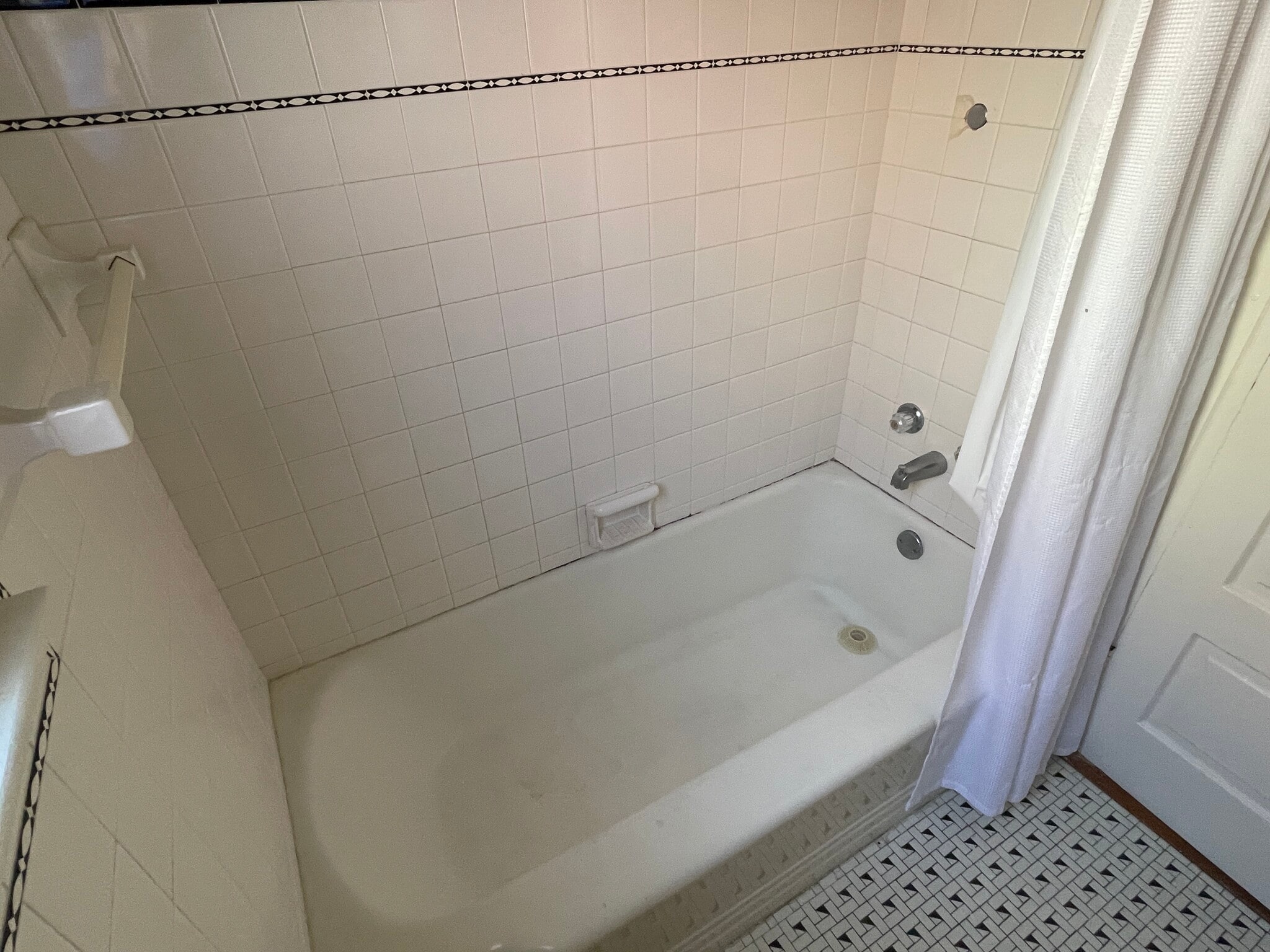 Combination tub/shower - 527 Bermuda St