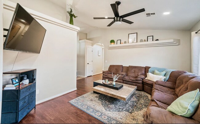 Building Photo - Cozy Home with ENCLOSED BACKYARD