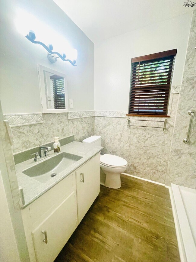 Building Photo - 106 E Jefferson Ave