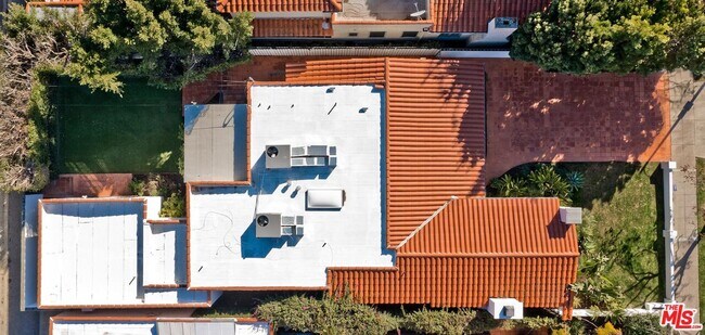 Building Photo - 204 S Camden Dr