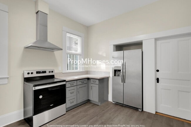 Building Photo - Updated Lair Hill Victorian with Willamette River & Mt Hood Views!