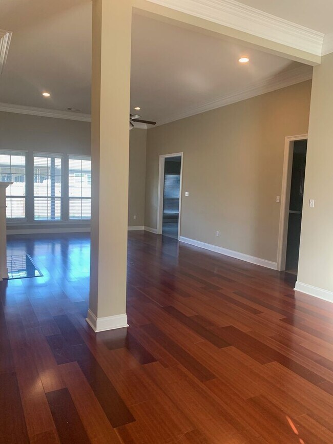 Building Photo - 4BR/3BA