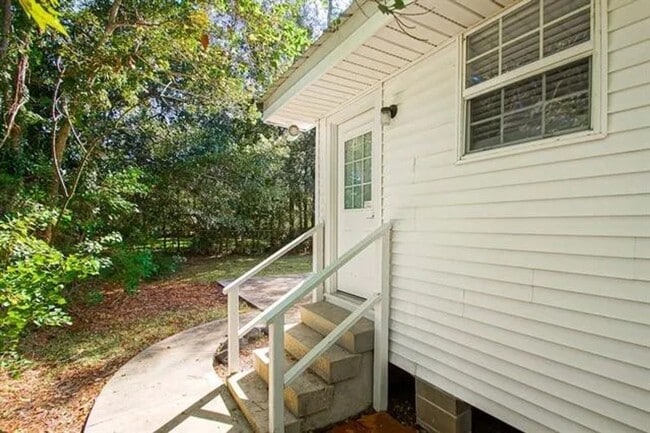 Building Photo - Cottage Core Vibes