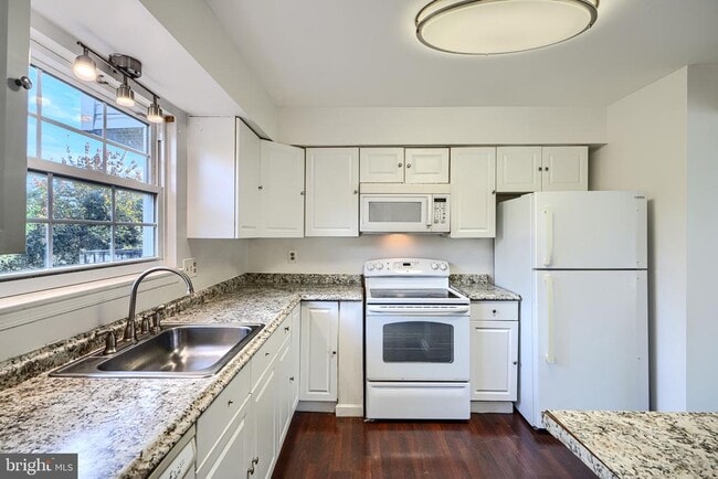 Building Photo - 28 Windersal Ln