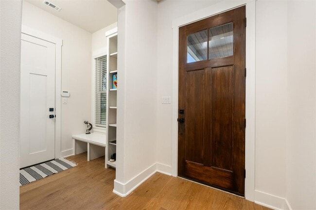 Building Photo - 510 E 7th St