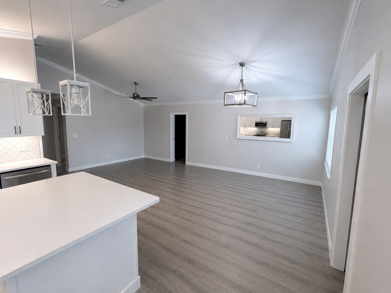 Building Photo - 135 Stillwater Cir