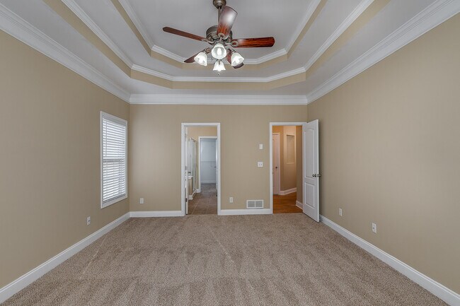 Building Photo - Huge 2 Homes in 1 with 2 full kitchens