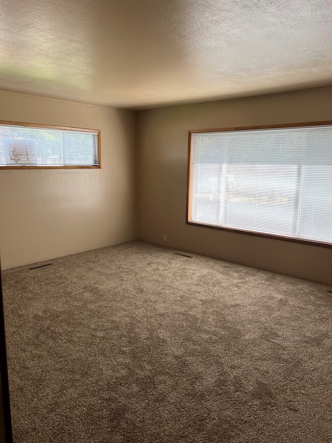 Living Room - 317 N Elliott St