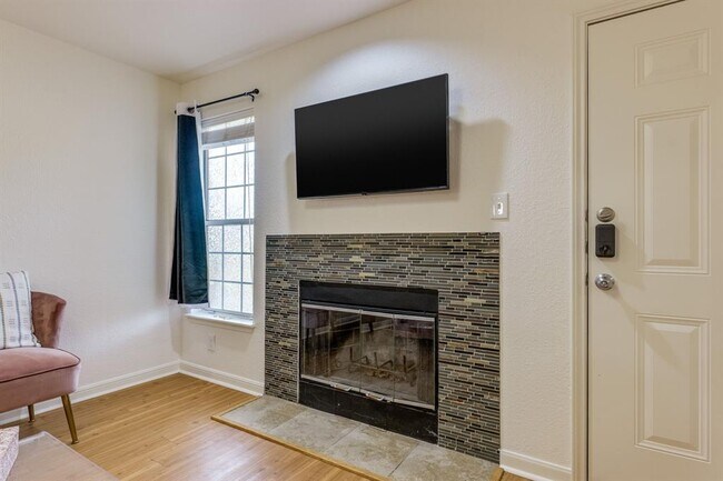 Building Photo - 7685 Northcross Dr