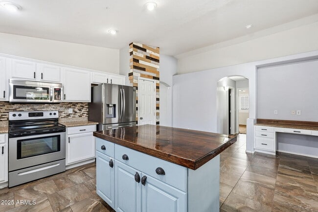 Building Photo - 21663 E Via Del Rancho Rd