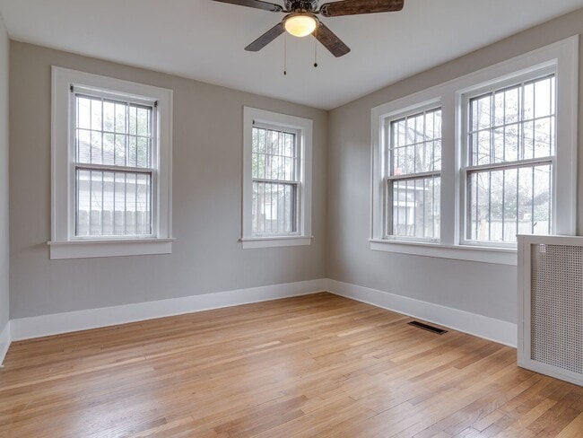 Building Photo - Charming 3BR/1B Conveniently Located Near Rhodes College!