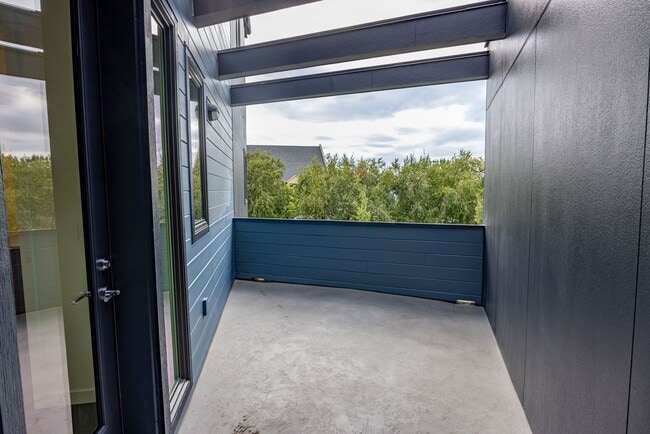 Building Photo - RIVERSIDE TOWNHOMES - BRAND NEW!