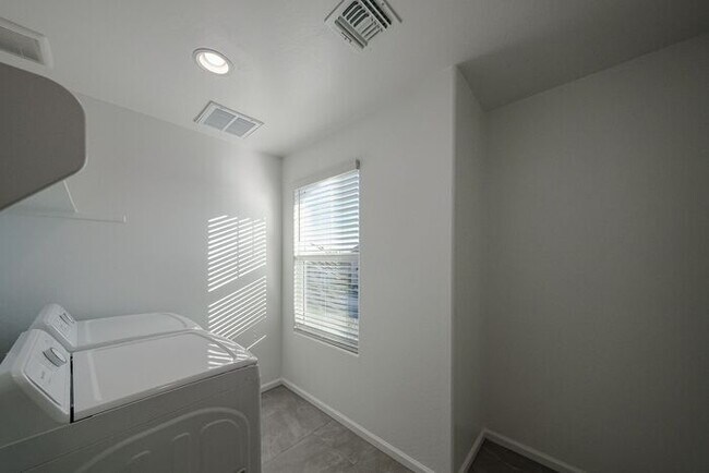 Building Photo - NEW 5 BEDROOM 3 BATHROOM HOME AVILABLE FOR RENT!