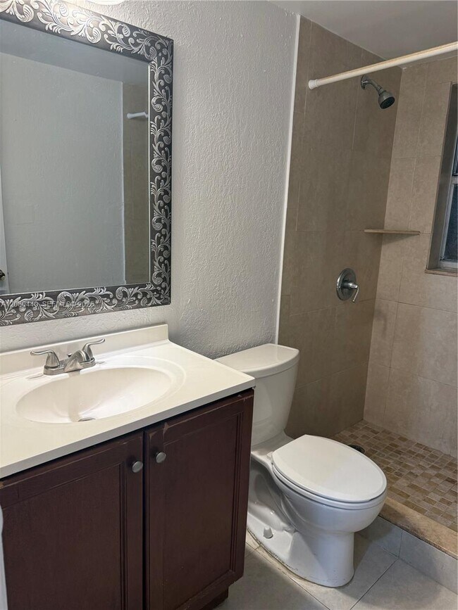 Building Photo - 838 Twin Lakes Dr