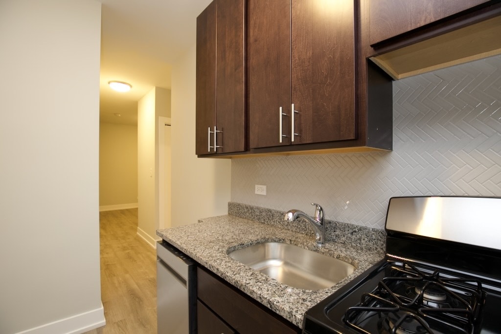 Building Photo - 716 W Brompton