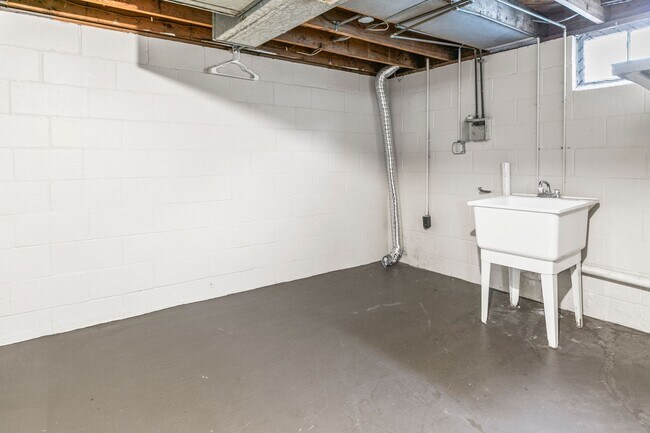 Building Photo - Charming 3Bedroom/2Bath