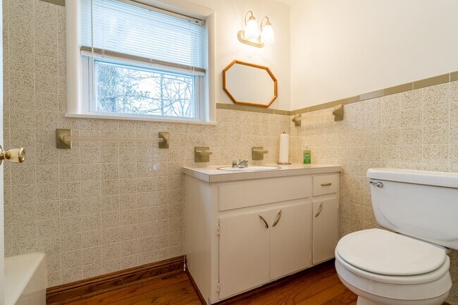 Building Photo - Adorable 3BR home on 1.65 Acre Park-Like S...
