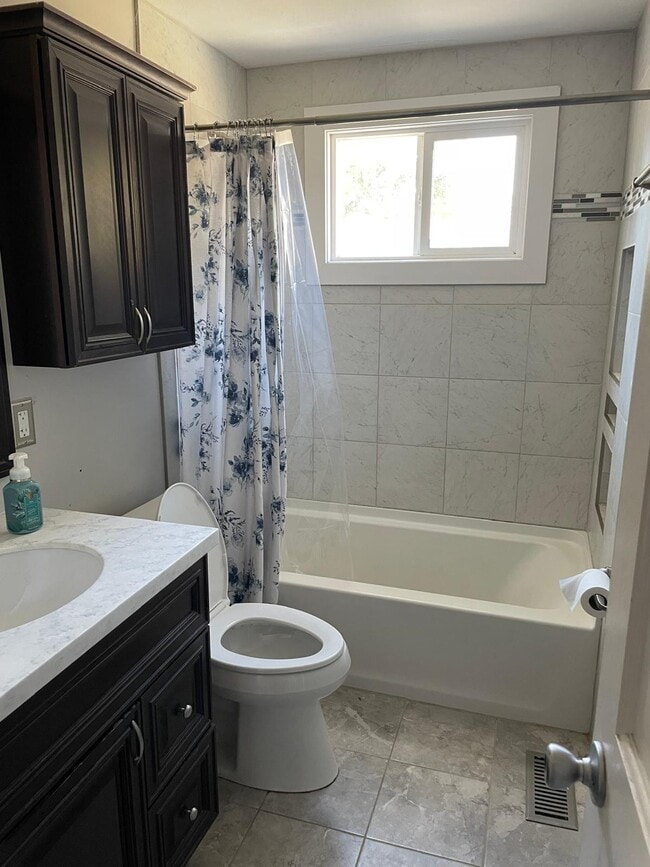 Building Photo - 518 Rita Dr