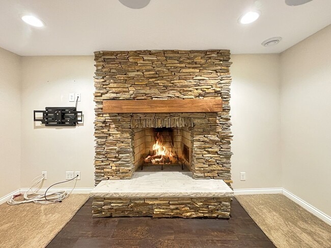 Building Photo - 303 Monroe Ave S