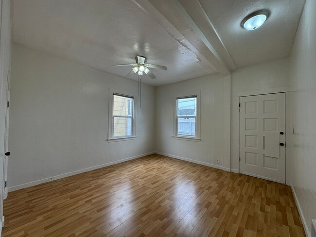 Building Photo - Three Bedroom House in Visitacion Valley