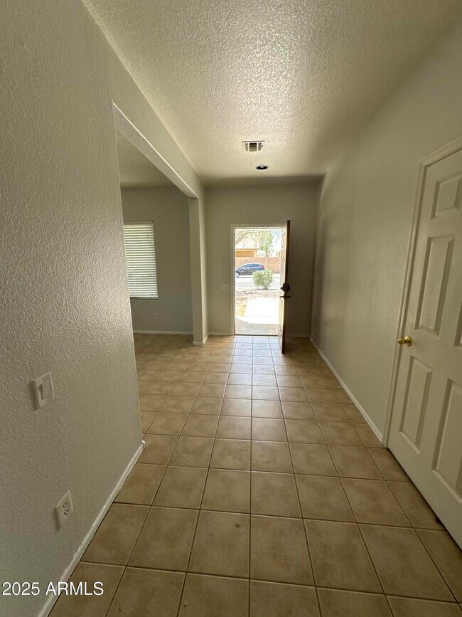 Building Photo - 513 S 115th Dr