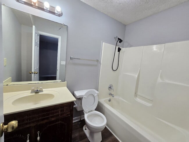 Building Photo - 1729 Crestview Dr