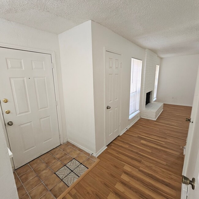 Building Photo - 1400 Darr St