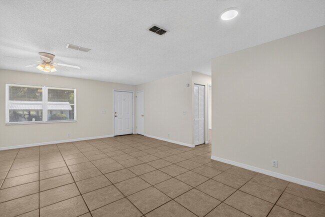 Building Photo - 308 Fern St