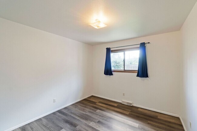 Building Photo - 833 Ponderosa Dr