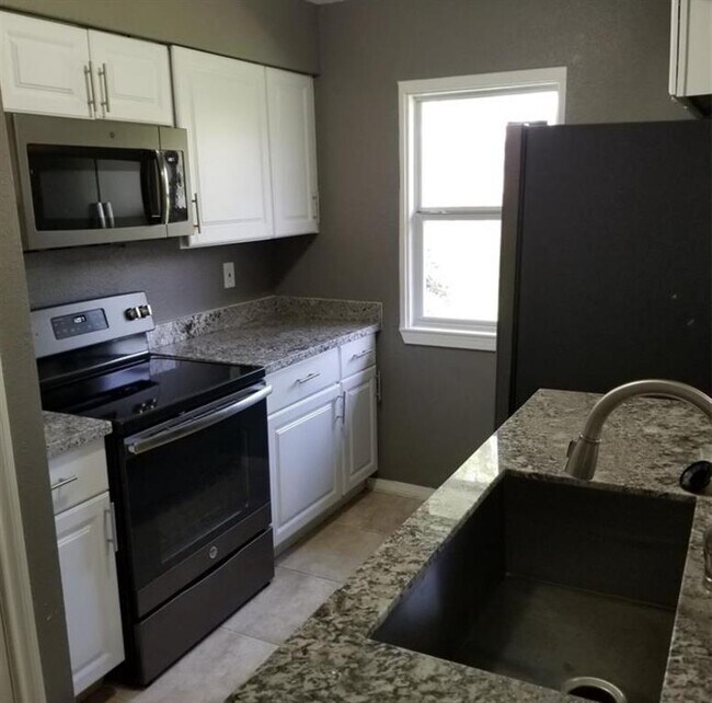 Building Photo - 5636 Birchmont Dr