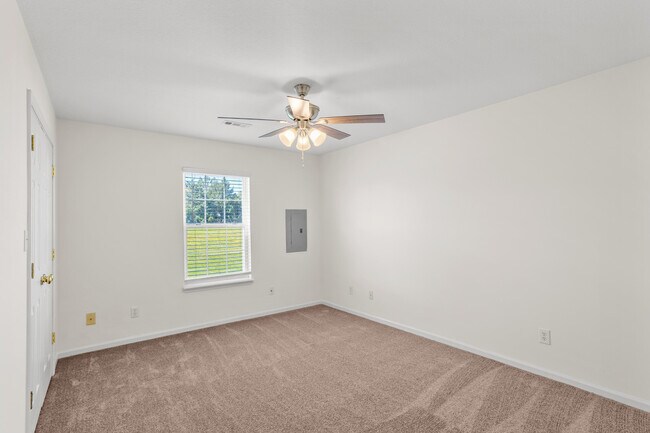 Building Photo - 2418 Northampton Dr