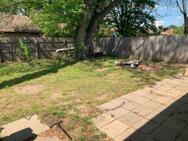 Building Photo - 1529 E 68th Pl