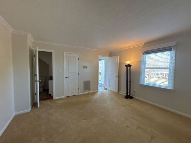 Building Photo - Grand 4-Bedroom/2.5-Bath home in Johnson City, TN in great neighborhood, $2995 monthly