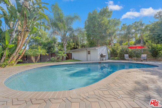 Building Photo - 20412 Oxnard St