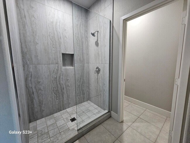 Building Photo - CHARMING NEWER CONTEMPORARY 3 BED/2 BATH AVAILABLE NOW