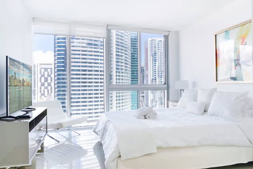 Building Photo - 485 Brickell Ave