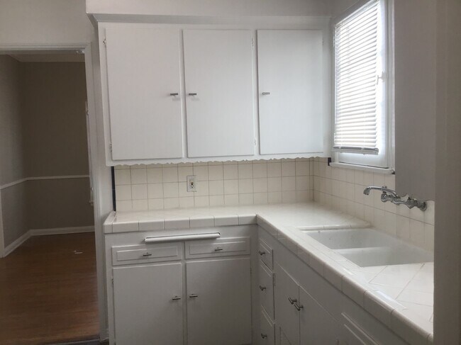 Kitchen - 112 N Kings Rd