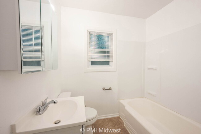 Building Photo - "Cozy 2-Bedroom Gem in Indianapolis – Your...