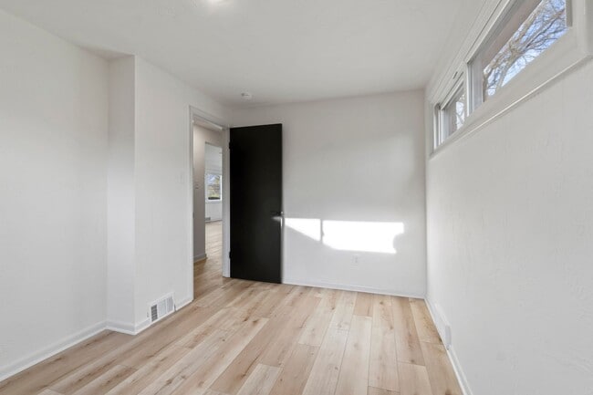 Building Photo - READY NOW! Fully RENOVATED 3 bedroom in SCOTT TOWNSHIP!