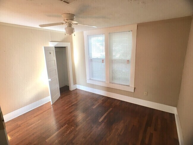 Building Photo - 320 W Duffy St