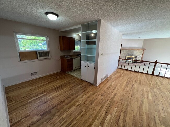 Building Photo - 3 Bed 2 Bath House with Attached 2 Car Garage & Trailer Parking