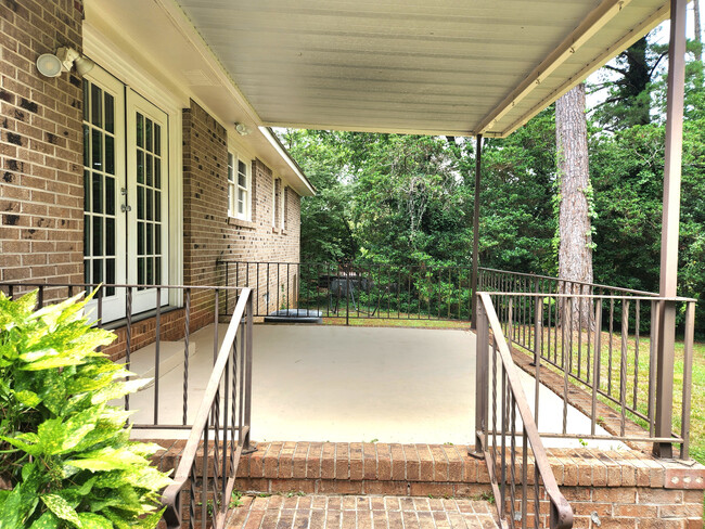 Building Photo - 1482 Wesley Dr