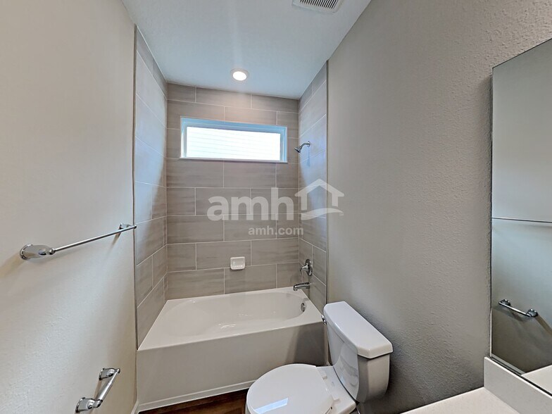 Building Photo - 244 Hemlock Pt