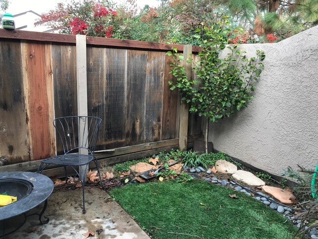Building Photo - Upscale condo located in gated Community!