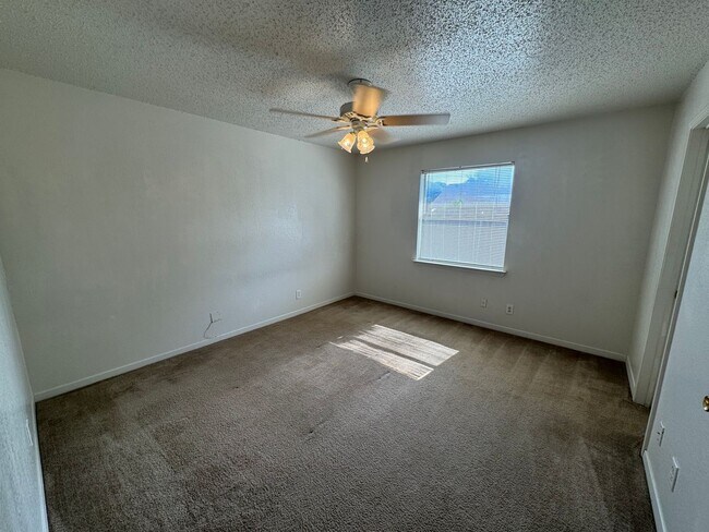 Building Photo - Cute duplex unit in NRH