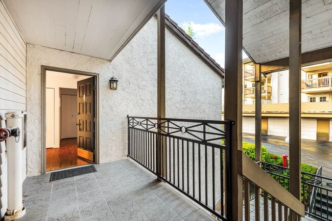 Building Photo - Limited Time Offer! Spacious 2Bd/2Bath Condo located in The Ridge Community in Bellevue